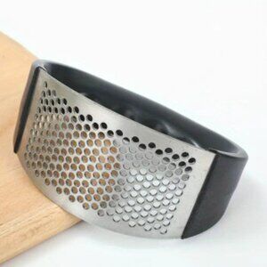Garlic crusher